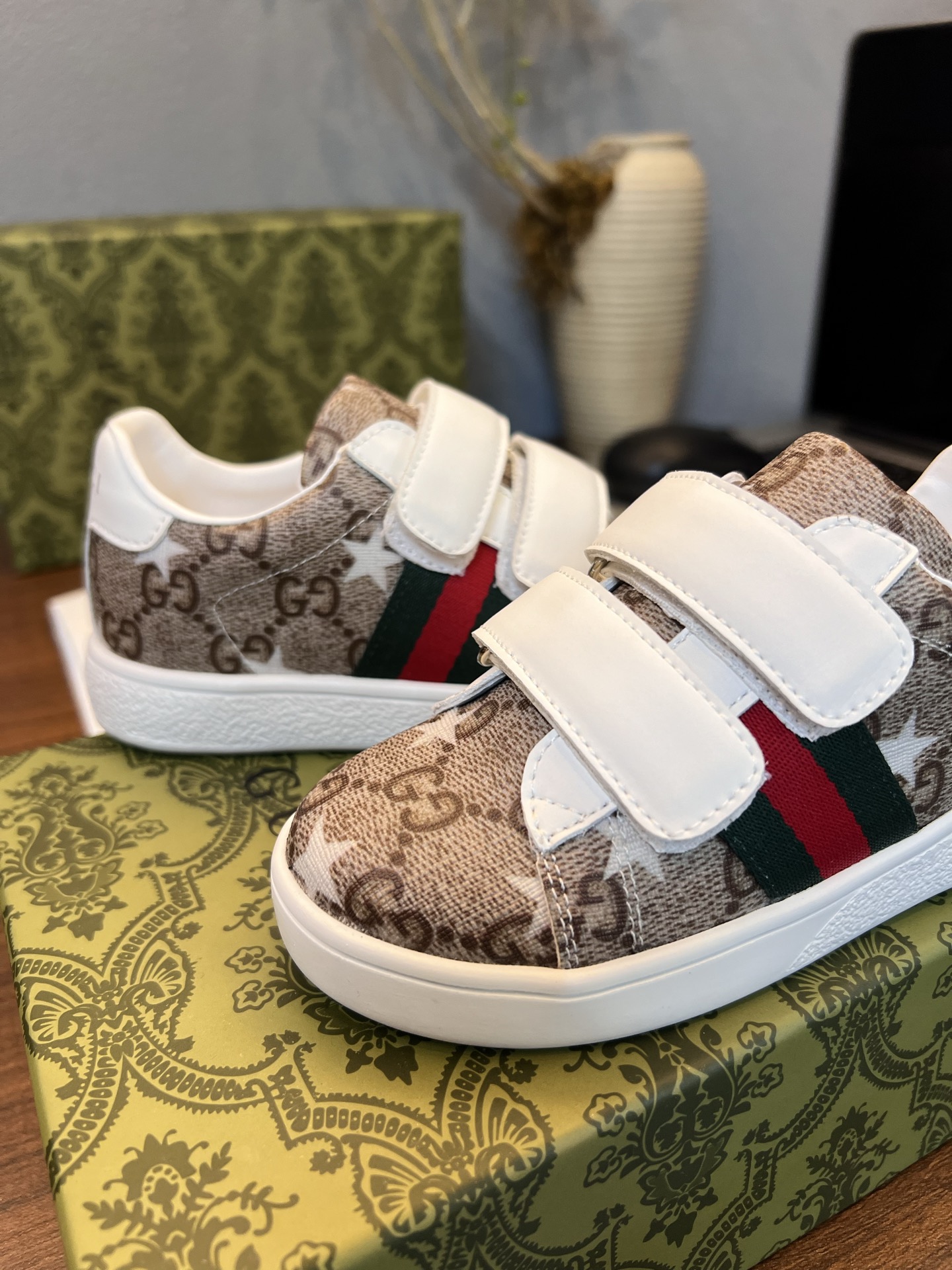 Children's shoes child